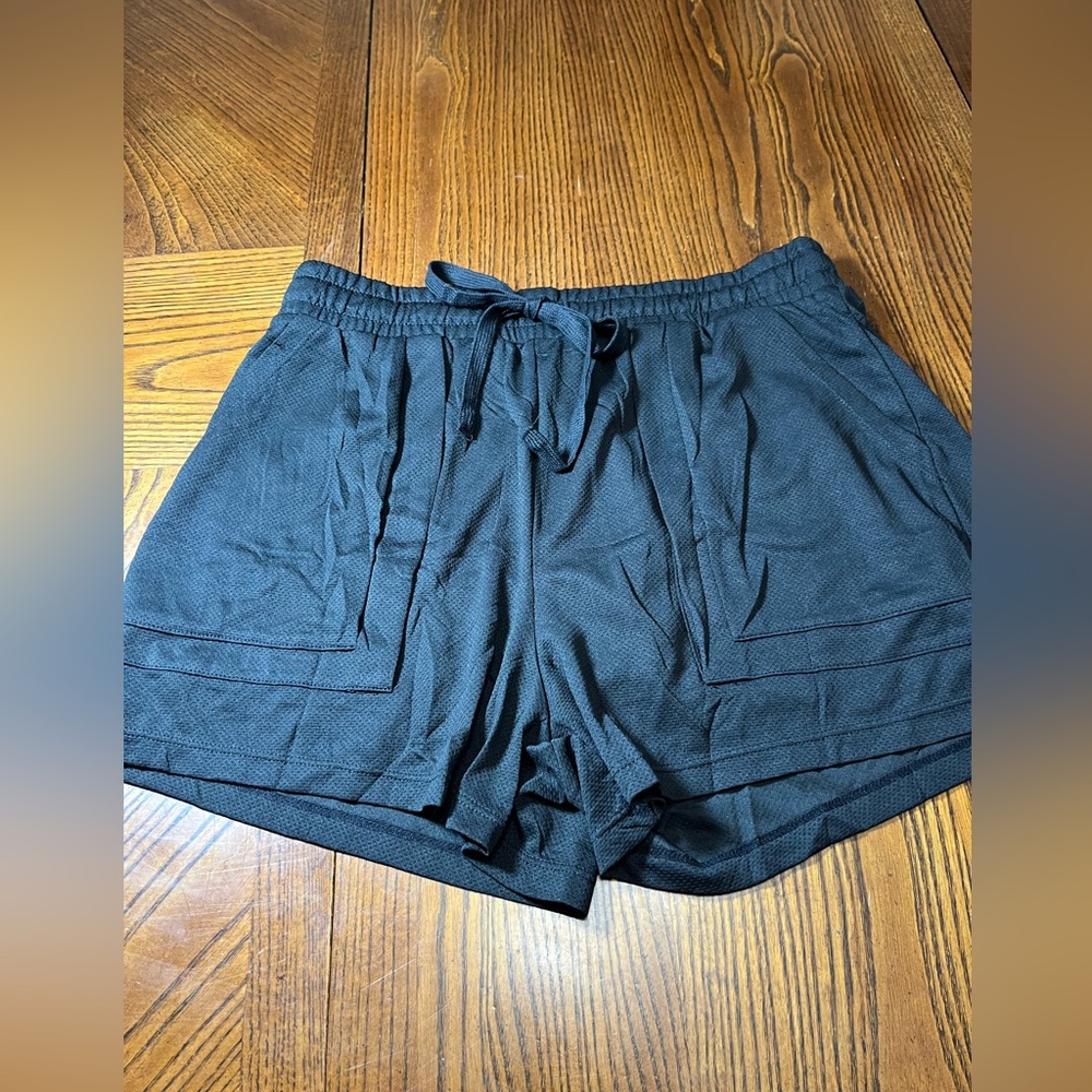 COO RUN LIBED SHORTS. NWT. SIZE MEDIUM